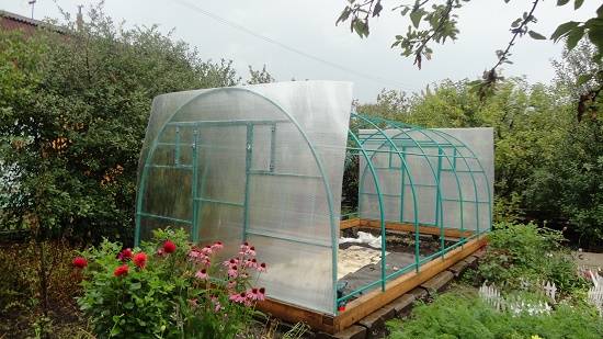 Do-it-yourself foundation for a polycarbonate greenhouse