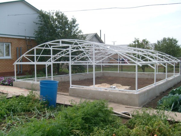 Do-it-yourself greenhouse frame from a profile pipe