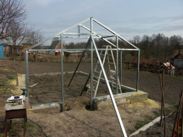 Do-it-yourself greenhouse from a galvanized profile