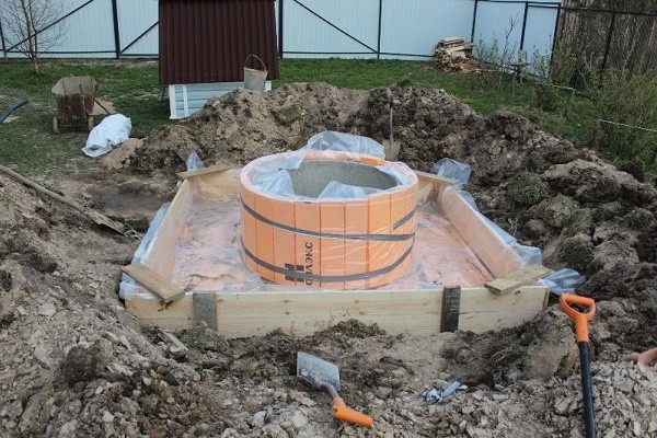 Do-it-yourself insulation of a well from concrete rings: how to reliably protect it from freezing