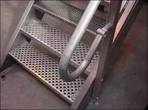 Do-it-yourself metal staircase to the cellar