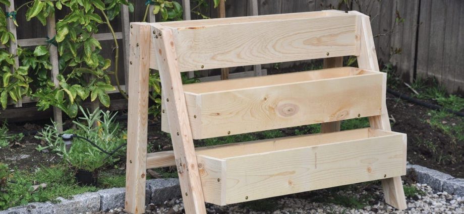 Do-it-yourself multi-tiered beds for strawberries