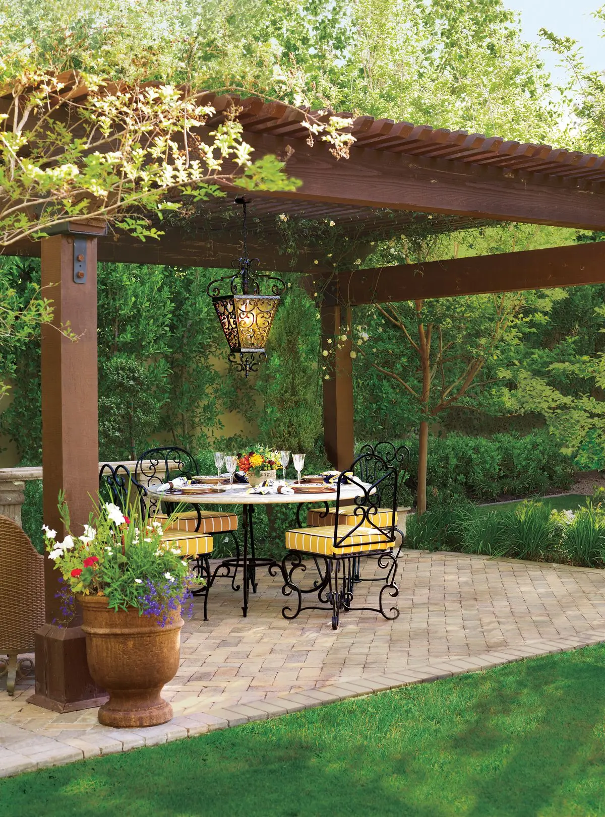 Do-it-yourself patio in the country: design options for a recreation area, how to make a patio behind a house of stone and wood