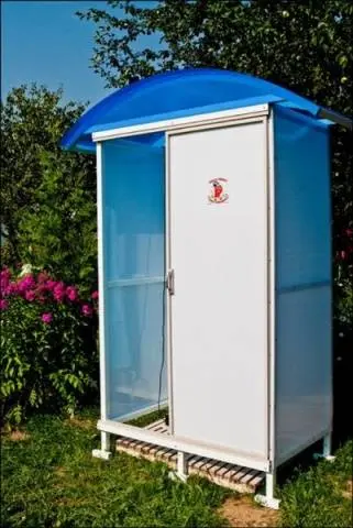 Do-it-yourself polycarbonate shower for a summer residence