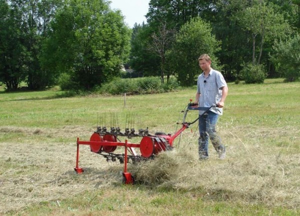 Do-it-yourself rake for a walk-behind tractor: a step-by-step video design instruction