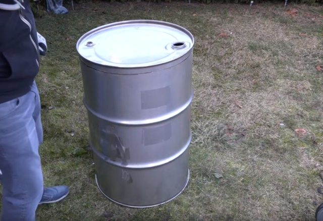 Do-it-yourself smokehouse from a barrel of 200 liters: drawings, photos, videos