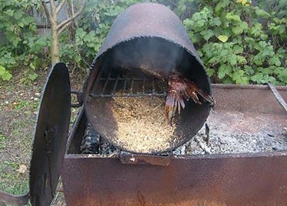 Do-it-yourself smokehouse from a gas cylinder: photos, drawings, video