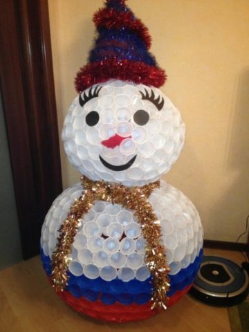 Do-it-yourself snowman made of plastic cups: step by step instructions + photo