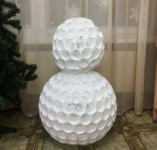 Do-it-yourself snowman made of plastic cups: step by step instructions + photo