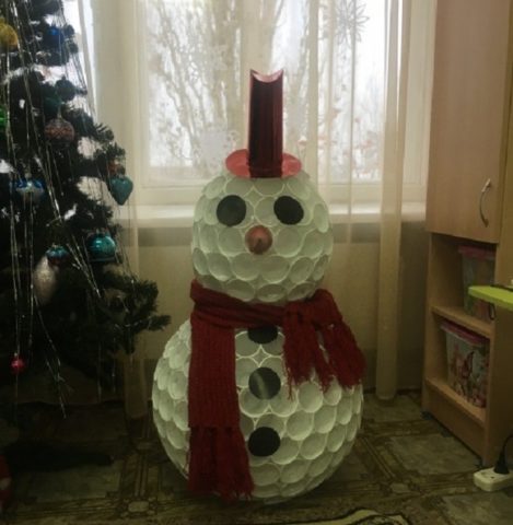 Do-it-yourself snowman made of plastic cups: step by step instructions + photo