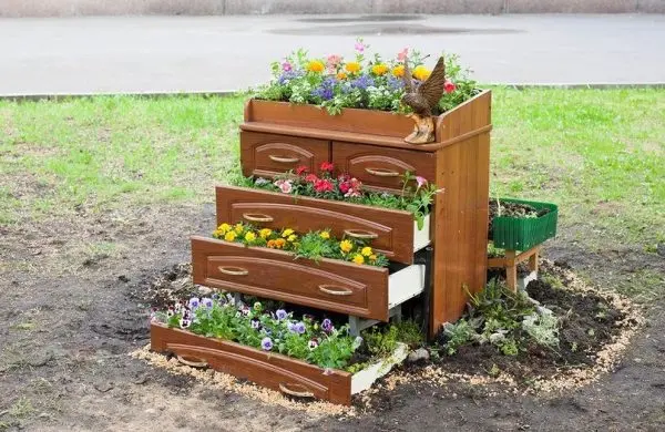 Do-it-yourself vertical flower beds from improvised means