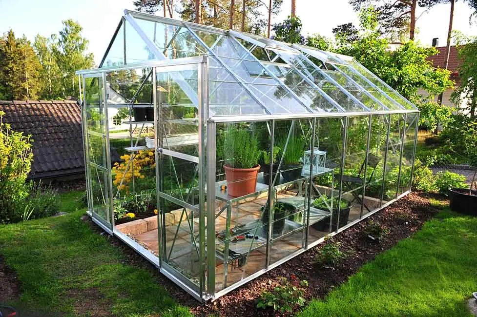 Do-it-yourself window for a polycarbonate greenhouse