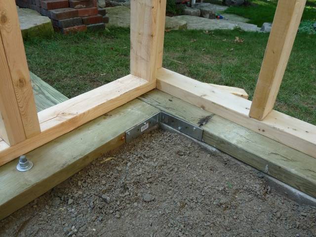 Do-it-yourself winter chicken coop for 100 chickens