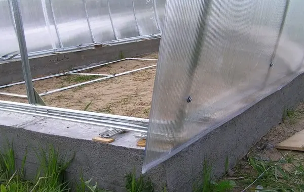 Do-it-yourself winter greenhouses: the best projects with photos