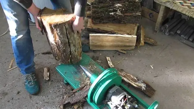 Do-it-yourself wood splitter from the engine of a washing machine