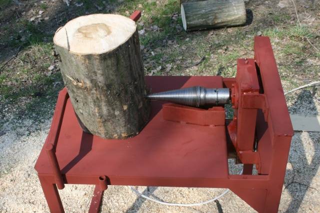 Do-it-yourself wood splitter from the engine of a washing machine