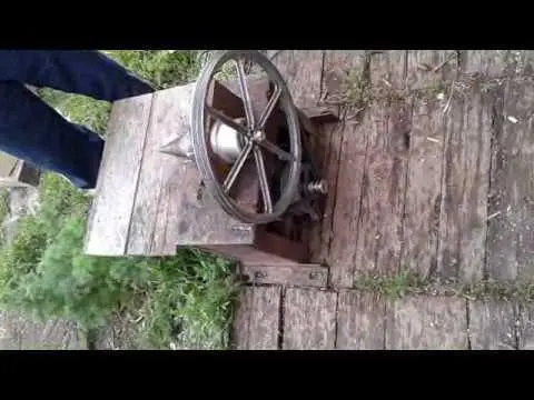 Do-it-yourself wood splitter from the engine of a washing machine