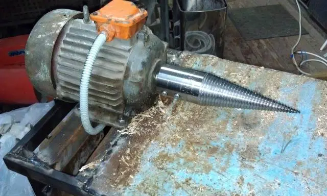 Do-it-yourself wood splitter from the engine of a washing machine