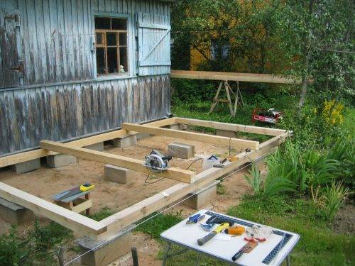 Do-it-yourself wooden shower-toilet for a summer residence