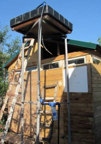 Do-it-yourself wooden shower-toilet for a summer residence