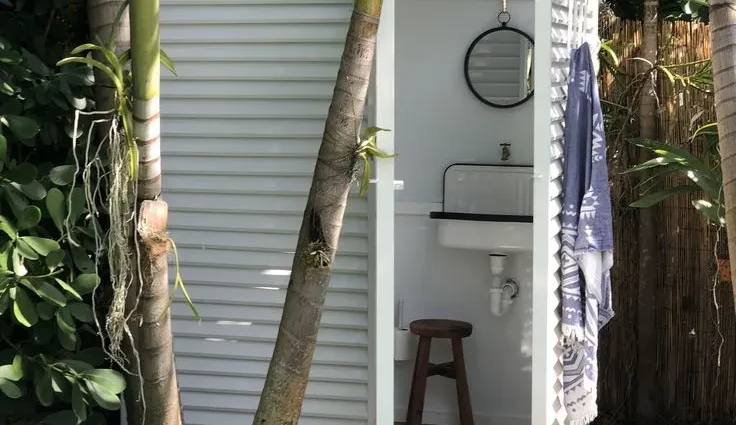 Do-it-yourself wooden shower-toilet for a summer residence