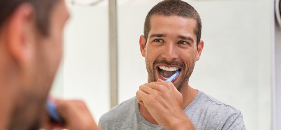 Czy często myjesz zęby w pośpiechu? Możesz się zranić