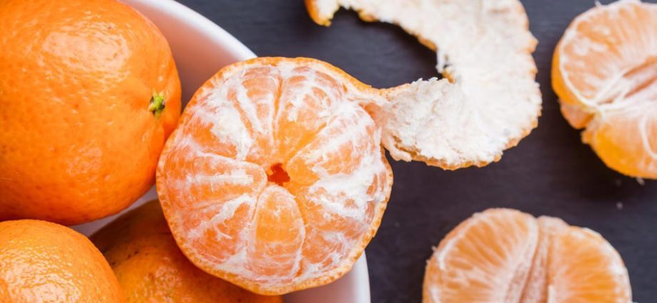 Do you like oranges and mandarins? Eat them with white crusts