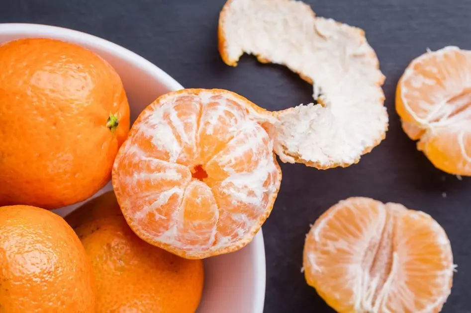 Do you like oranges and mandarins? Eat them with white crusts