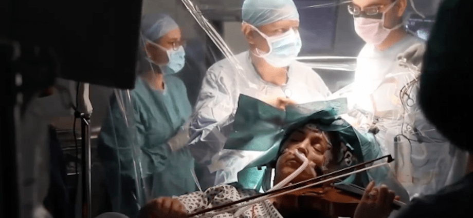 Doctors removed a brain tumor and the patient played the violin. Incredible operation