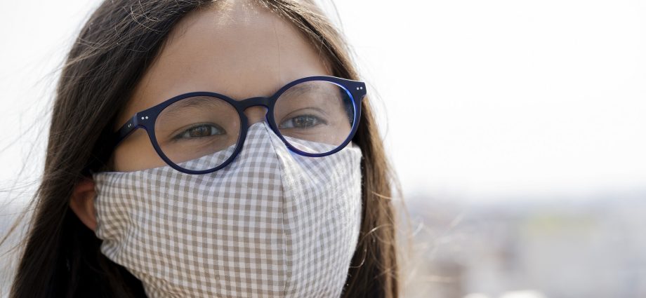 Does wearing glasses protect against coronavirus infection? This is according to a study by Chinese scientists