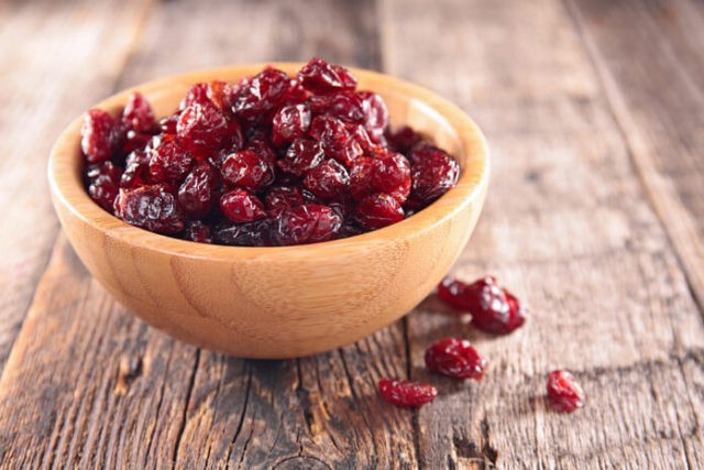 Dried and dried cranberries: recipes, calories