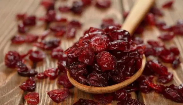 Dried and dried cranberries: recipes, calories