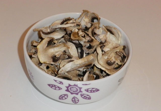 Dried champignons: how to dry in an electric dryer, in the oven