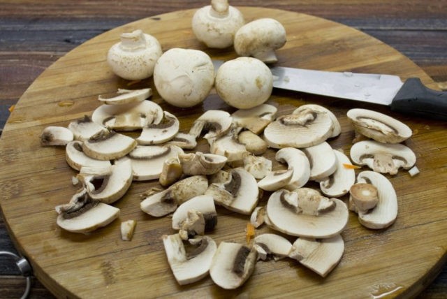 Dried champignons: how to dry in an electric dryer, in the oven