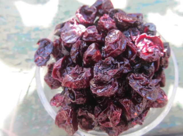 Dried cherries for the winter at home: how to cook in the oven, in an electric dryer, in the sun