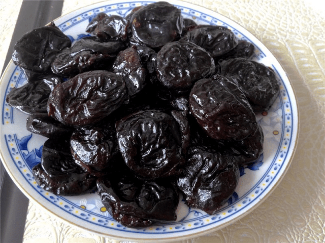 Dried plums at home