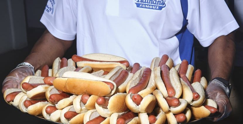 Eating a hot dog costs a piece of your life. Scientists have calculated how much exactly