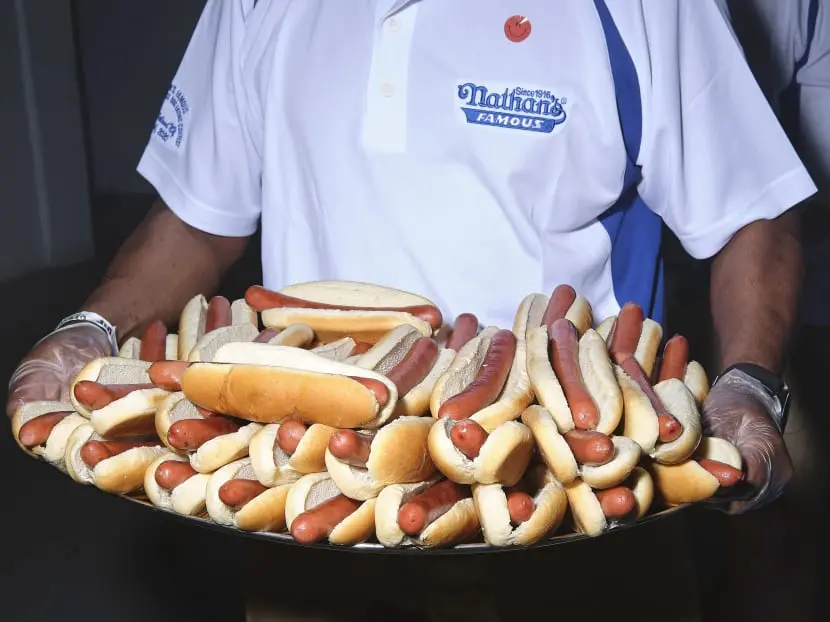 Eating a hot dog costs a piece of your life. Scientists have calculated how much exactly