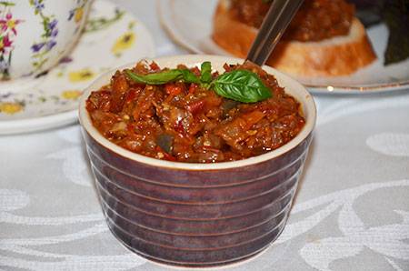 Eggplant caviar with tomato paste: recipe