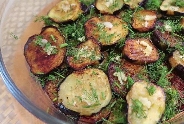 Eggplant for the winter with garlic and dill: recipes for snacks and salads