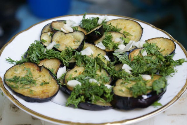 Eggplant with parsley for the winter: the best recipes for preparations and snacks