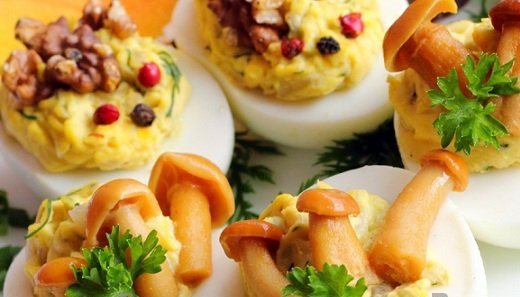 Eggs with mushrooms: fried and stuffed