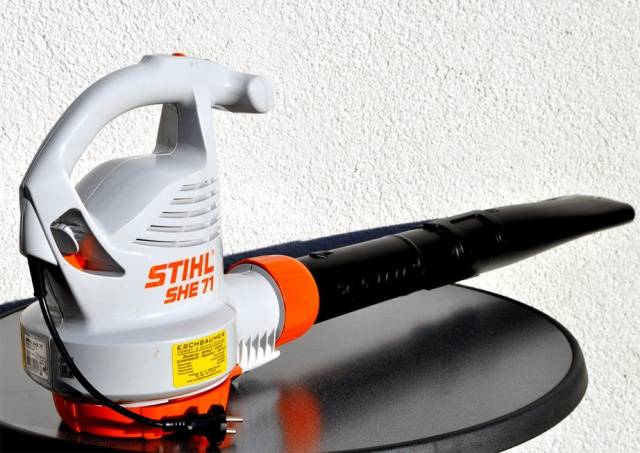 Electric leaf vacuum cleaners