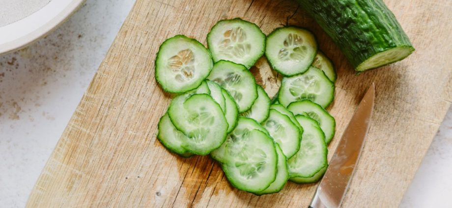 Feeding cucumbers with bread infusion 