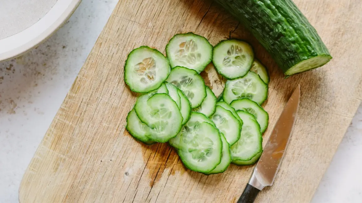 Feeding cucumbers with bread infusion 