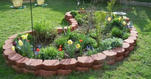 Fencing a flower bed with your own hands from improvised materials: fences