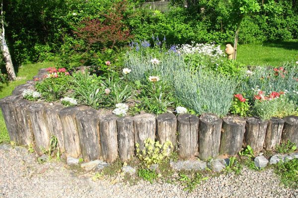 Fencing a flower bed with your own hands from improvised materials: fences