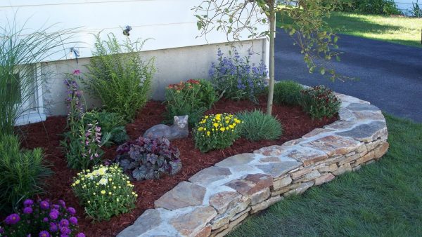 Fencing a flower bed with your own hands from improvised materials: fences