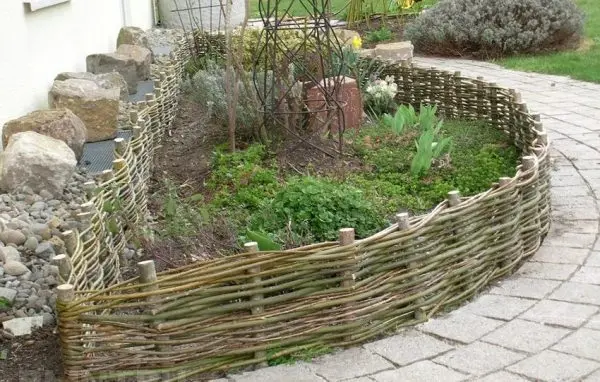 Fencing a flower bed with your own hands from improvised materials: fences