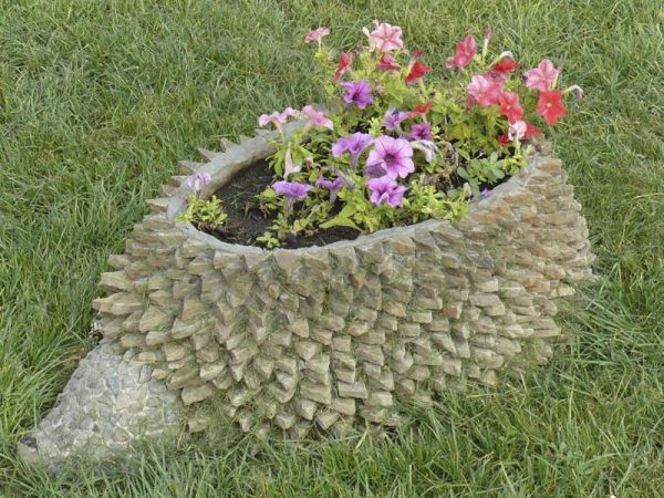 Fencing a flower bed with your own hands from improvised materials: fences